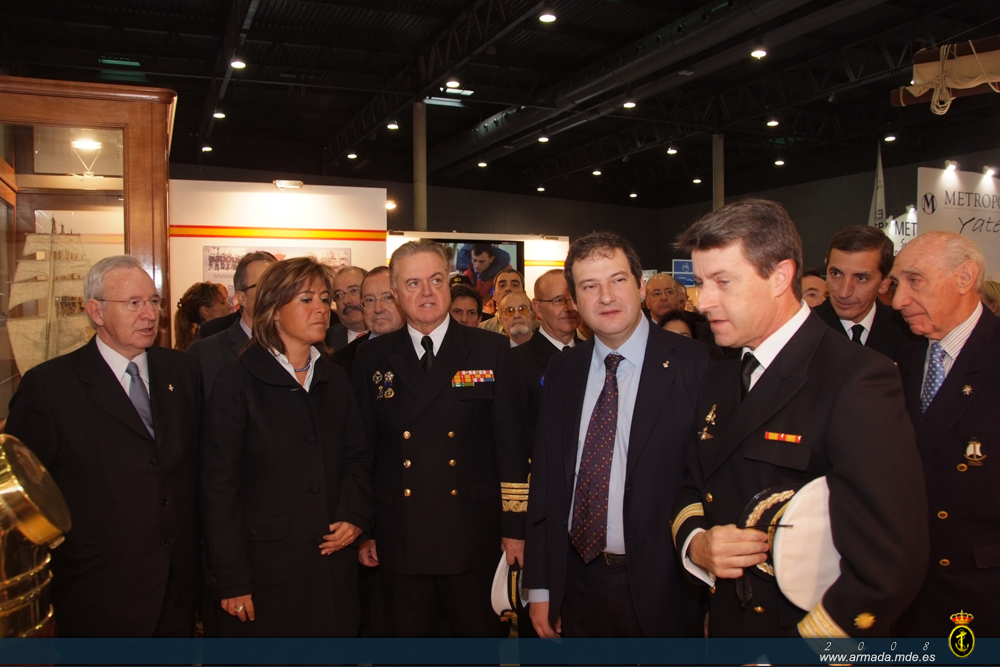 El Ajema durante su visita al Stand de la Armada con el Alcalde de Barcelona, Jordi Hereu, y otras autoridades.